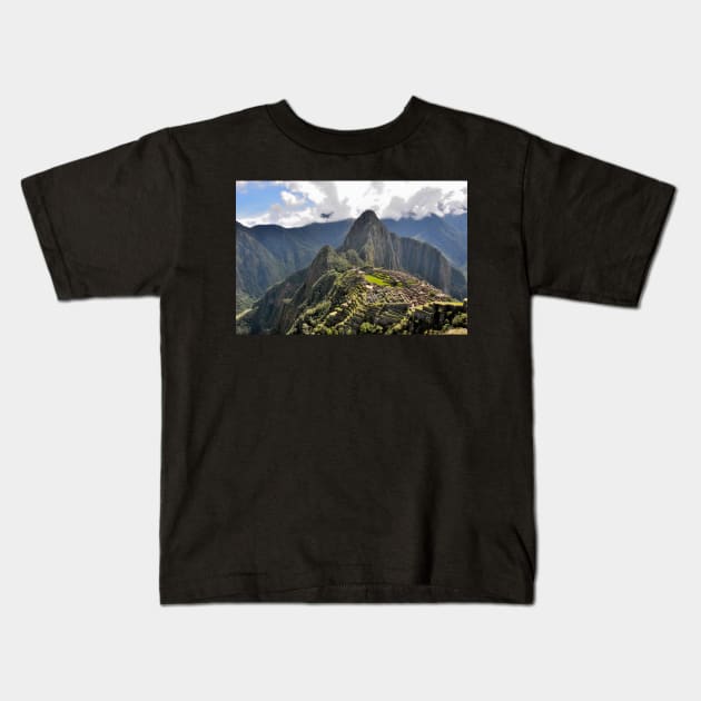Pérou - Machu Picchu Kids T-Shirt by franck380